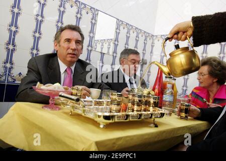 UDF-Chef Francois Bayrou besucht am 19. Dezember 2006 das Hammam "Yasmine" in Lyon, Frankreich. Foto von Corentin Fohlen/ABACAPRESS.COM Stockfoto