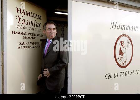 UDF-Chef Francois Bayrou besucht am 19. Dezember 2006 das Hammam "Yasmine" in Lyon, Frankreich. Foto von Corentin Fohlen/ABACAPRESS.COM Stockfoto