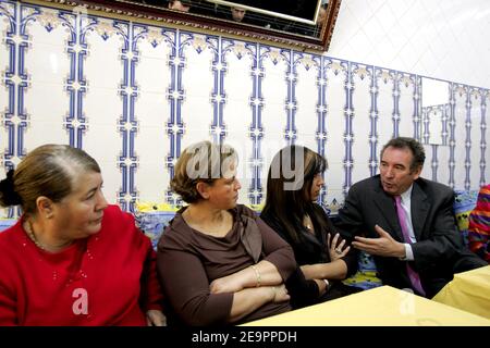 UDF-Chef Francois Bayrou besucht am 19. Dezember 2006 das Hammam "Yasmine" in Lyon, Frankreich. Foto von Corentin Fohlen/ABACAPRESS.COM Stockfoto