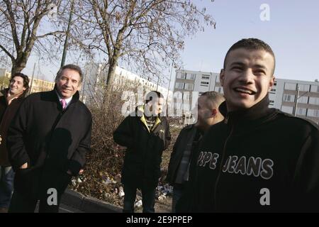 Der Führer der UDF, Francois Bayrou, besucht am 19. Dezember 2006 Vaux-en-Velin in der Nähe von Lyon, Frankreich. Foto von Corentin Fohlen/ABACAPRESS.COM Stockfoto