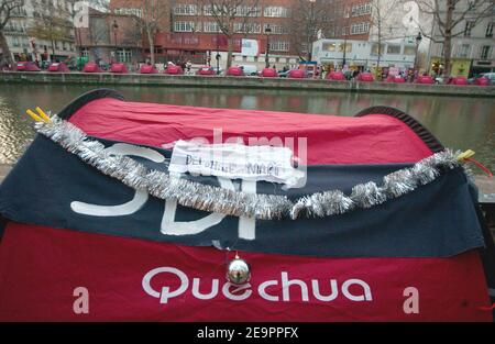 Zelte für Obdachlose säumen den Canal Saint Martin in Paris 20. Dezember 2006. Der französische Verein "Enfants de Don Quichotte" (Kinder von Don Quichotte) hat am 17. Dezember die Zelte eingerichtet, um auf die Notwendigkeit langfristiger Beherbergungslösungen für die Obdachlosen der Stadt aufmerksam zu machen. Das Schild 'SDF' steht für 'Sans Domizile Fixe' (ohne Permanent Home). Foto von Jules Motte/ABACAPRESS.COM Stockfoto