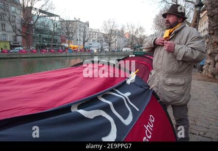 Zelte für Obdachlose säumen den Canal Saint Martin in Paris 20. Dezember 2006. Der französische Verein "Enfants de Don Quichotte" (Kinder von Don Quichotte) hat am 17. Dezember die Zelte eingerichtet, um auf die Notwendigkeit langfristiger Beherbergungslösungen für die Obdachlosen der Stadt aufmerksam zu machen. Das Schild 'SDF' steht für 'Sans Domizile Fixe' (ohne Permanent Home). Foto von Jules Motte/ABACAPRESS.COM Stockfoto