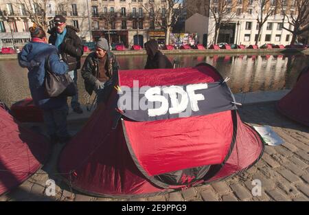 Zelte für Obdachlose säumen den Canal Saint Martin in Paris 20. Dezember 2006. Der französische Verein "Enfants de Don Quichotte" (Kinder von Don Quichotte) hat am 17. Dezember die Zelte eingerichtet, um auf die Notwendigkeit langfristiger Beherbergungslösungen für die Obdachlosen der Stadt aufmerksam zu machen. Das Schild 'SDF' steht für 'Sans Domizile Fixe' (ohne Permanent Home). Foto von Jules Motte/ABACAPRESS.COM Stockfoto