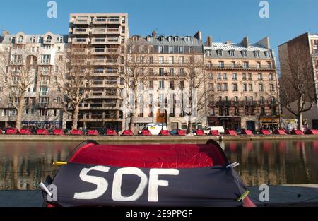 Zelte für Obdachlose säumen den Canal Saint Martin in Paris 20. Dezember 2006. Der französische Verein "Enfants de Don Quichotte" (Kinder von Don Quichotte) hat am 17. Dezember die Zelte eingerichtet, um auf die Notwendigkeit langfristiger Beherbergungslösungen für die Obdachlosen der Stadt aufmerksam zu machen. Das Schild 'SDF' steht für 'Sans Domizile Fixe' (ohne Permanent Home). Foto von Jules Motte/ABACAPRESS.COM Stockfoto