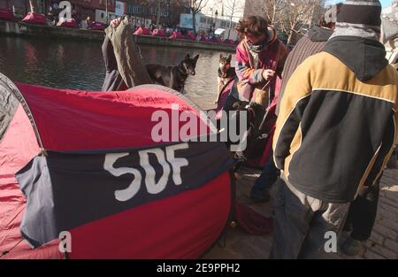 Zelte für Obdachlose säumen den Canal Saint Martin in Paris 20. Dezember 2006. Der französische Verein "Enfants de Don Quichotte" (Kinder von Don Quichotte) hat am 17. Dezember die Zelte eingerichtet, um auf die Notwendigkeit langfristiger Beherbergungslösungen für die Obdachlosen der Stadt aufmerksam zu machen. Das Schild 'SDF' steht für 'Sans Domizile Fixe' (ohne Permanent Home). Foto von Jules Motte/ABACAPRESS.COM Stockfoto