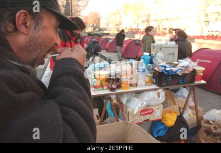 Zelte für Obdachlose säumen den Canal Saint Martin in Paris 20. Dezember 2006. Der französische Verein "Enfants de Don Quichotte" (Kinder von Don Quichotte) hat am 17. Dezember die Zelte eingerichtet, um auf die Notwendigkeit langfristiger Beherbergungslösungen für die Obdachlosen der Stadt aufmerksam zu machen. Das Schild 'SDF' steht für 'Sans Domizile Fixe' (ohne Permanent Home). Foto von Jules Motte/ABACAPRESS.COM Stockfoto