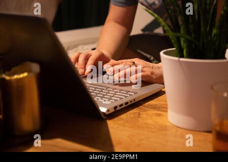 Ein Mann zu Hause arbeitet an einem Computer, Arbeit von zu Hause, häusliche Umgebung mit einem Computer Stockfoto