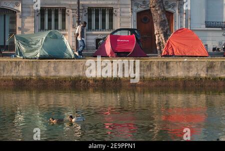 Zelte für Obdachlose säumen den Canal Saint Martin in Paris 20. Dezember 2006. Der französische Verein "Enfants de Don Quichotte" (Kinder von Don Quichotte) hat am 17. Dezember die Zelte eingerichtet, um auf die Notwendigkeit langfristiger Beherbergungslösungen für die Obdachlosen der Stadt aufmerksam zu machen. Das Schild 'SDF' steht für 'Sans Domizile Fixe' (ohne Permanent Home). Foto von Jules Motte/ABACAPRESS.COM Stockfoto