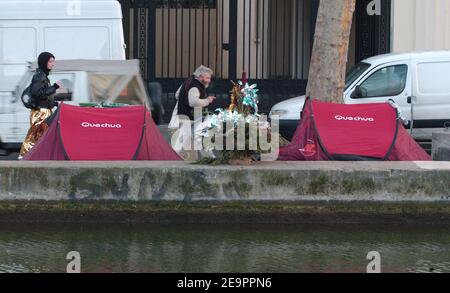 Zelte für Obdachlose säumen den Canal Saint Martin in Paris 20. Dezember 2006. Der französische Verein "Enfants de Don Quichotte" (Kinder von Don Quichotte) hat am 17. Dezember die Zelte eingerichtet, um auf die Notwendigkeit langfristiger Beherbergungslösungen für die Obdachlosen der Stadt aufmerksam zu machen. Das Schild 'SDF' steht für 'Sans Domizile Fixe' (ohne Permanent Home). Foto von Jules Motte/ABACAPRESS.COM Stockfoto