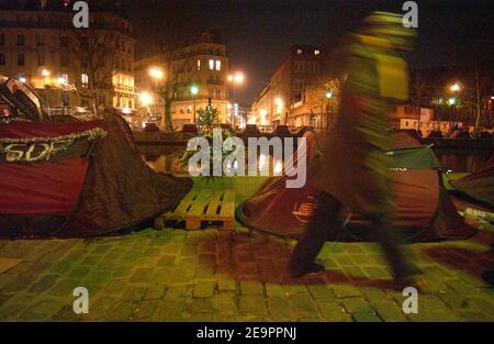 Zelte für Obdachlose säumen den Canal Saint Martin in Paris 20. Dezember 2006. Der französische Verein "Enfants de Don Quichotte" (Kinder von Don Quichotte) hat am 17. Dezember die Zelte eingerichtet, um auf die Notwendigkeit langfristiger Beherbergungslösungen für die Obdachlosen der Stadt aufmerksam zu machen. Das Schild 'SDF' steht für 'Sans Domizile Fixe' (ohne Permanent Home). Foto von Jules Motte/ABACAPRESS.COM Stockfoto