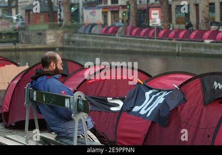 Zelte für Obdachlose säumen den Canal Saint Martin in Paris 20. Dezember 2006. Der französische Verein "Enfants de Don Quichotte" (Kinder von Don Quichotte) hat am 17. Dezember die Zelte eingerichtet, um auf die Notwendigkeit langfristiger Beherbergungslösungen für die Obdachlosen der Stadt aufmerksam zu machen. Das Schild 'SDF' steht für 'Sans Domizile Fixe' (ohne Permanent Home). Foto von Jules Motte/ABACAPRESS.COM Stockfoto