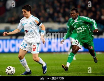 Samir Nasri von OM und Pascal Feindouno von Saint Etienne während des französischen Fußballspiels Olympique de Marseille gegen SAINT-Etienne im Stadion Velodrome in Marseille, Frankreich, am 22. Dezember 2006. OM gewann 2-1. Foto von Mehdi Taamallah/Cameleon/ABACAPRESS.COM Stockfoto