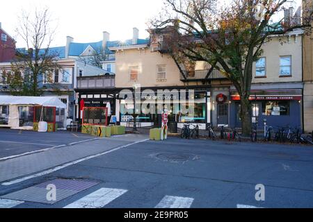 PRINCETON, NJ -16 NOV 2020- Blick auf die Außenterrassen des Restaurants auf der Witherspoon Street in der Innenstadt von Princeton, New Jersey, USA. Stockfoto