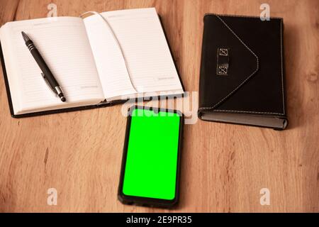 Handy und Notebook auf Holztisch, Arbeit von zu Hause, Home Office, Cover aus E-Book Stockfoto