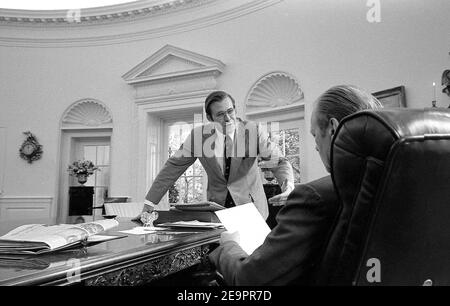 Gerald Ford, der Präsident der Vereinigten Staaten von 38th, stirbt mit 93 Jahren, teilte seine Frau Betty in einer kurzen Erklärung am 27. Dezember 2006 mit. Datei Bild aus der Bibliothek des Präsidenten. Originalunterschrift : Präsident Ford und Stabschef Donald Rumsfeld im Oval Office. September 29, 1974. Foto Gerald R Ford Library via ABACAPRESS.COM Stockfoto