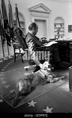 Gerald Ford, der Präsident der Vereinigten Staaten von 38th, stirbt mit 93 Jahren, teilte seine Frau Betty in einer kurzen Erklärung am 27. Dezember 2006 mit. Datei Bild aus der Bibliothek des Präsidenten. Bildunterschrift : Präsident Ford und sein goldener Retriever, Liberty, im Oval Office, am 7. November 1974. Foto Gerald R Ford Library via ABACAPRESS.COM Stockfoto