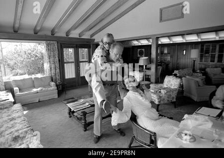 Gerald Ford, der Präsident der Vereinigten Staaten von 38th, stirbt mit 93 Jahren, teilte seine Frau Betty in einer kurzen Erklärung am 27. Dezember 2006 mit. Datei Bild aus der Bibliothek des Präsidenten. Bildunterschrift: Präsident und Frau Ford und Susan engagieren sich in einem kleinen Familie Pferdespiel in Camp David. März 2, 1975. Foto Gerald R Ford Library via ABACAPRESS.COM Stockfoto