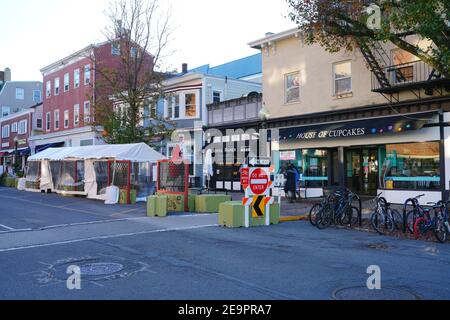 PRINCETON, NJ -16 NOV 2020- Blick auf die Außenterrassen des Restaurants auf der Witherspoon Street in der Innenstadt von Princeton, New Jersey, USA. Stockfoto