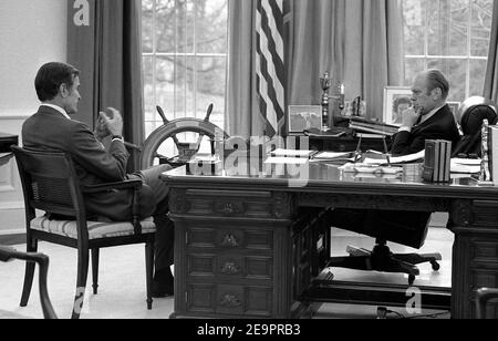 Gerald Ford, der Präsident der Vereinigten Staaten von 38th, stirbt mit 93 Jahren, teilte seine Frau Betty in einer kurzen Erklärung am 27. Dezember 2006 mit. Datei Bild aus der Bibliothek des Präsidenten. Bildunterschrift: Präsident Ford trifft sich mit dem designierten CIA-Direktor George Bush im Oval Office. Dezember 17, 1975. Foto Gerald R Ford Library via ABACAPRESS.COM Stockfoto