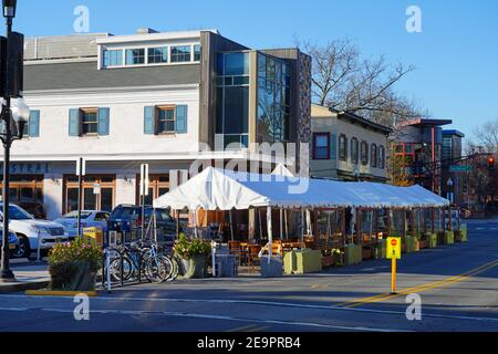 PRINCETON, NJ -16 NOV 2020- Blick auf die Außenterrassen des Restaurants auf der Witherspoon Street in der Innenstadt von Princeton, New Jersey, USA. Stockfoto