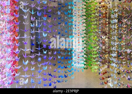 PRINCETON, NJ -16 NOV 2020- Blick auf bunte Papierkrane, die an Fäden hängen in der Innenstadt von Princeton, New Jersey, USA. Stockfoto