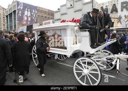 Eine Pferdekutsche, die die Schatulle von James Brown trägt, kommt am 28. Dezember 2006 in New York City, NY, USA zu einer Besichtigung seines Körpers im Apollo Theater. Foto von Gerald Holubowicz/ABACAPRESS.COM Stockfoto