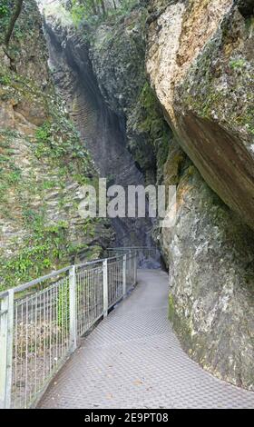 RIVA DEL GARDA, ITALIEN - Juni 7, 2019: Der Wasserfall in der Höhle Cascata Varone in der Nähe des Riva del Garda, Lago di Garda See. Stockfoto