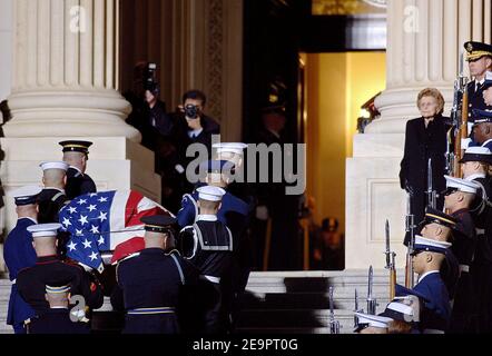 Ehemalige First Lady Betty Ford Uhren als militärische Ehrengarde trägt ihren Mann ehemaligen US-Präsident Gerald R. Ford Schatulle in die US-Capitol 30. Dezember 2006 in Washington, DC. Ford, der 38th Präsident der Vereinigten Staaten, starb im Alter von 93 Jahren am 26. Dezember. Foto von Olivier Douliery/ABACAPRESS.COM Stockfoto