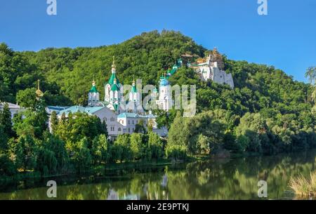 Swjatogorsk, Ukraine 07.16.2020. Panoramablick auf die Heiligen Berge Lavra der Heiligen Dormition in Swjatogorsk oder Swjatohirsk, Ukraine, auf einem sonnigen Stockfoto