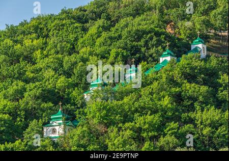 Swjatogorsk, Ukraine 07.16.2020. Panoramablick auf die Heiligen Berge Lavra der Heiligen Dormition in Swjatogorsk oder Swjatohirsk, Ukraine, auf einem sonnigen Stockfoto