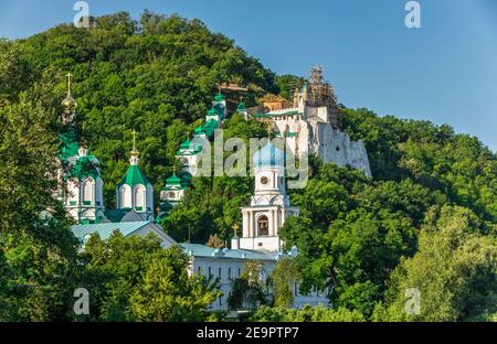 Swjatogorsk, Ukraine 07.16.2020. Panoramablick auf die Heiligen Berge Lavra der Heiligen Dormition in Swjatogorsk oder Swjatohirsk, Ukraine, auf einem sonnigen Stockfoto