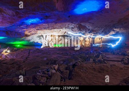 Lichtweg in der beleuchteten Kong Lo Höhle in Laos Stockfoto
