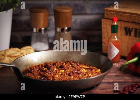 In einer gusseisernen Pfanne mit frisch gebackenem Brot Eine hölzerne Oberfläche Stockfoto