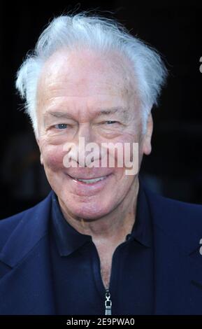 Februar 2021, 6th. DATEI: Christopher Plummer stirbt am 91. Manhattan, Vereinigte Staaten Von Amerika. 24th Mai 2011. NEW YORK, NY - MAI 24: Christopher Plummer nimmt an der New Yorker Vorführung von "Beginners" im Tribeca Grand Screening Room am 24. Mai 2011 in New York City Teil. Personen: Christopher Plummer Kredit: Storms Media Group/Alamy Live News Stockfoto