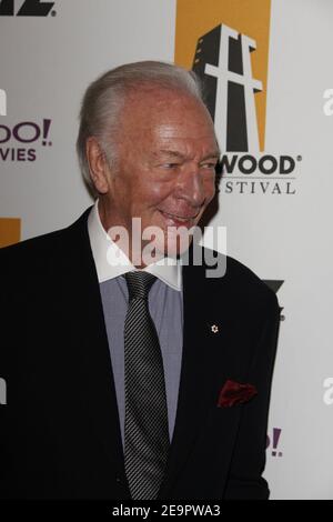 Februar 2021, 6th. DATEI: Christopher Plummer stirbt am 91. Manhattan, Vereinigte Staaten Von Amerika. 24th Oktober 2011. BEVERLY HILLS, CA - 24. OKTOBER: Christopher Plummer kommt am 24. Oktober 2011 zur jährlichen Hollywood Film Awards Gala 15th im Beverly Hilton Hotel in Beverly Hills, Kalifornien, an. Personen: Christopher Plummer Kredit: Storms Media Group/Alamy Live News Stockfoto