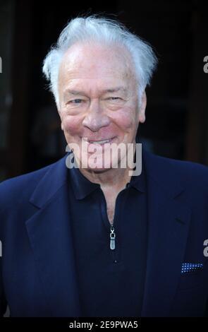 Februar 2021, 6th. DATEI: Christopher Plummer stirbt am 91. Manhattan, Vereinigte Staaten Von Amerika. 24th Mai 2011. NEW YORK, NY - MAI 24: Christopher Plummer nimmt an der New Yorker Vorführung von "Beginners" im Tribeca Grand Screening Room am 24. Mai 2011 in New York City Teil. Personen: Christopher Plummer Kredit: Storms Media Group/Alamy Live News Stockfoto
