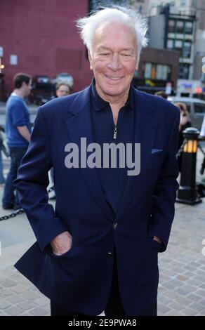 Februar 2021, 6th. DATEI: Christopher Plummer stirbt am 91. Manhattan, Vereinigte Staaten Von Amerika. 24th Mai 2011. NEW YORK, NY - MAI 24: Christopher Plummer nimmt an der New Yorker Vorführung von "Beginners" im Tribeca Grand Screening Room am 24. Mai 2011 in New York City Teil. Personen: Christopher Plummer Kredit: Storms Media Group/Alamy Live News Stockfoto