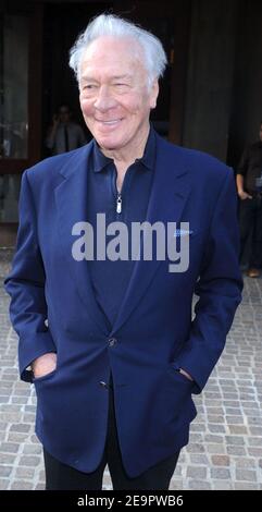 Februar 2021, 6th. DATEI: Christopher Plummer stirbt am 91. Manhattan, Vereinigte Staaten Von Amerika. 24th Mai 2011. NEW YORK, NY - MAI 24: Christopher Plummer nimmt an der New Yorker Vorführung von "Beginners" im Tribeca Grand Screening Room am 24. Mai 2011 in New York City Teil. Personen: Christopher Plummer Kredit: Storms Media Group/Alamy Live News Stockfoto