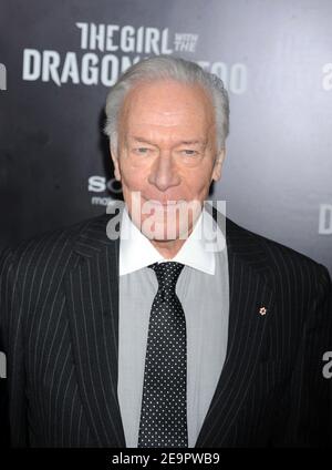 Februar 2021, 6th. DATEI: Christopher Plummer stirbt am 91. Manhattan, Vereinigte Staaten Von Amerika. 14th Dez 2011. NEW YORK, NY - DEZEMBER 14: Christopher Plummer besucht die New Yorker Premiere von "The Girl with the Dragon Tattoo" am 14. Dezember 2011 im Ziegfeld Theatre in New York City. Personen: Christopher Plummer Kredit: Storms Media Group/Alamy Live News Stockfoto