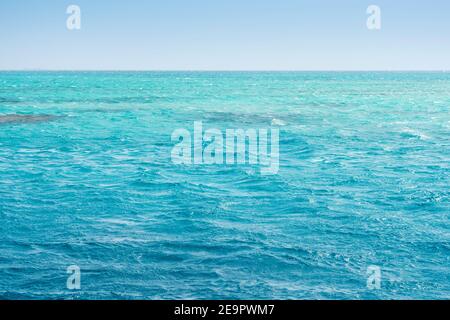 Wellenmeer auf blauem Meer Süßwasser Hintergrund. Tiefes Meer türkisfarbenes Wasser Oberfläche. Stockfoto