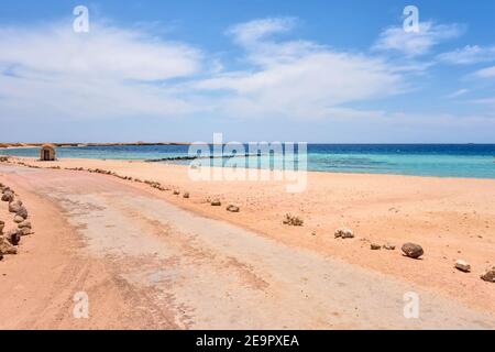 Rote Meer Riviera Wüstenlandschaft. Schlamm hous Küste von Sharm El Sheikh, Sinai Halbinsel. Berühmte Reise Destionation in der Wüste Ägypten. Stockfoto