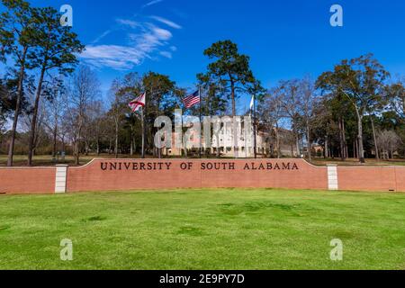 Mobile, AL - 30. Januar 2021: Die University of South Alabama Zeichen und Flaggen Stockfoto