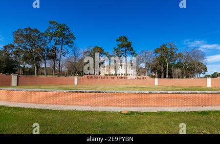 Mobile, AL - 30. Januar 2021: Die University of South Alabama Zeichen und Flaggen Stockfoto