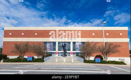 Mobile, AL - 30. Januar 2021: Das Mitchell Center auf dem Campus der University of South Alabama Stockfoto