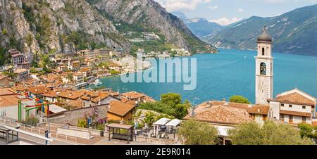 Limone sul Garda - Die kleine Stadt unter den Alpen Felsen auf dem Lago di Garda See. Stockfoto