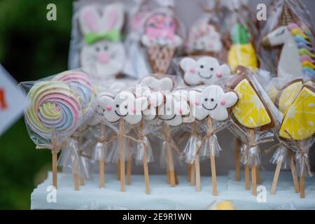 Auf dem Street Food Festival gibt es Lebkuchen in einer Zellophanverpackung in Form von Wolken, Ponys, Regenbögen, Zitronen auf der Theke. Kom Stockfoto