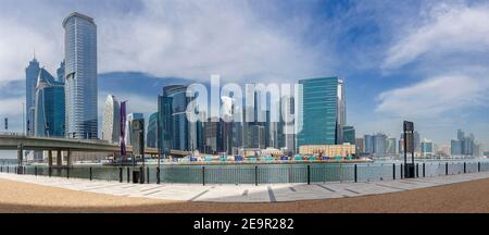DUBAI, Vereinigte Arabische Emirate - 29. März 2017: Das Panorama mit den neuen Kanal und die Wolkenkratzer der Innenstadt. Stockfoto