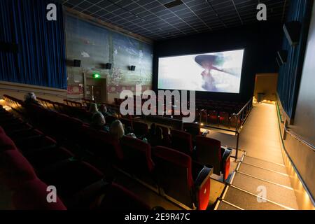 Seattle, Washington, USA,5th. Februar 2021. Körperlich distanzierte Kunden besuchen eine Vorführung des Tom Hanks-Films ‘News of the World’ bei der Wiedereröffnung des historischen Admiral Theatre in Seattle. Diese Woche sind mehrere Grafschaften im Westen Washingtons auf Phase 2 des Plans zur Wiedereröffnung des Staates vorgerückt, der es Restaurants und Live-Unterhaltungseinrichtungen ermöglicht, wieder auf 25% Kapazität zu öffnen. Quelle: Paul Christian Gordon/Alamy Live News Stockfoto