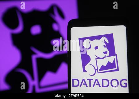 Ukraine. Februar 2021, 4th. In dieser Abbildung ist ein Datadog-Logo auf einem Mobiltelefon und einem pc-Bildschirm zu sehen. Kredit: Pavlo Gonchar/SOPA Images/ZUMA Wire/Alamy Live Nachrichten Stockfoto