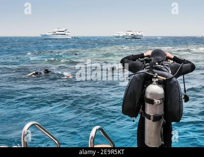 Taucherdeck des Segelbootes. Erstaunliches Sommermeer mit blauer Wasserwelle, freies Tauchen Schnorcheln. Stockfoto